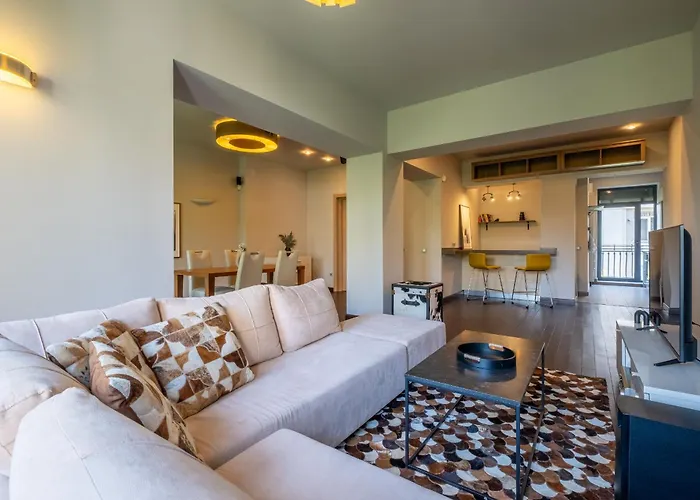 Modern Yet Rustic Style City Centre Apt 2Br/2Bth