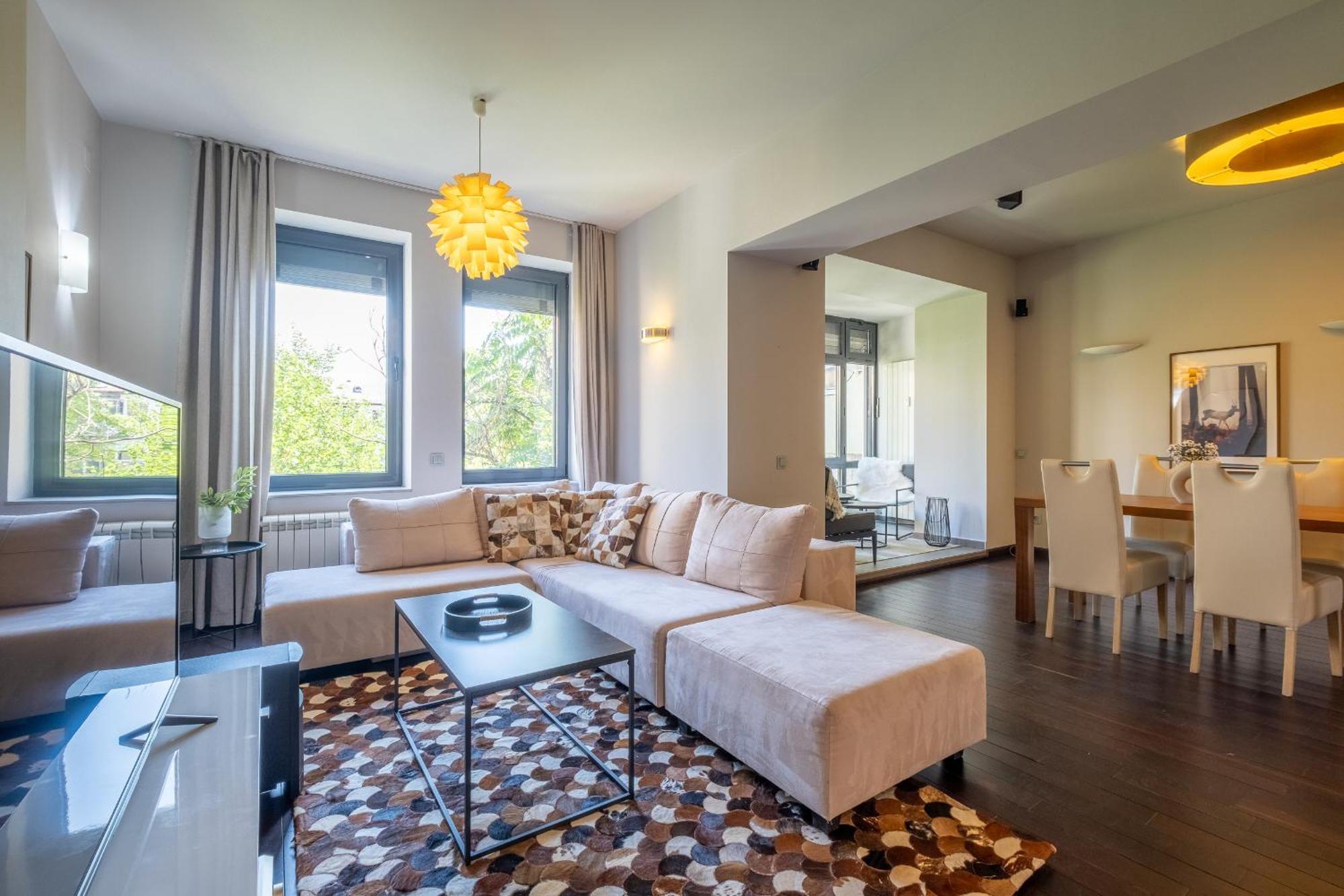 Modern Yet Rustic Style Centre 2br/2bth