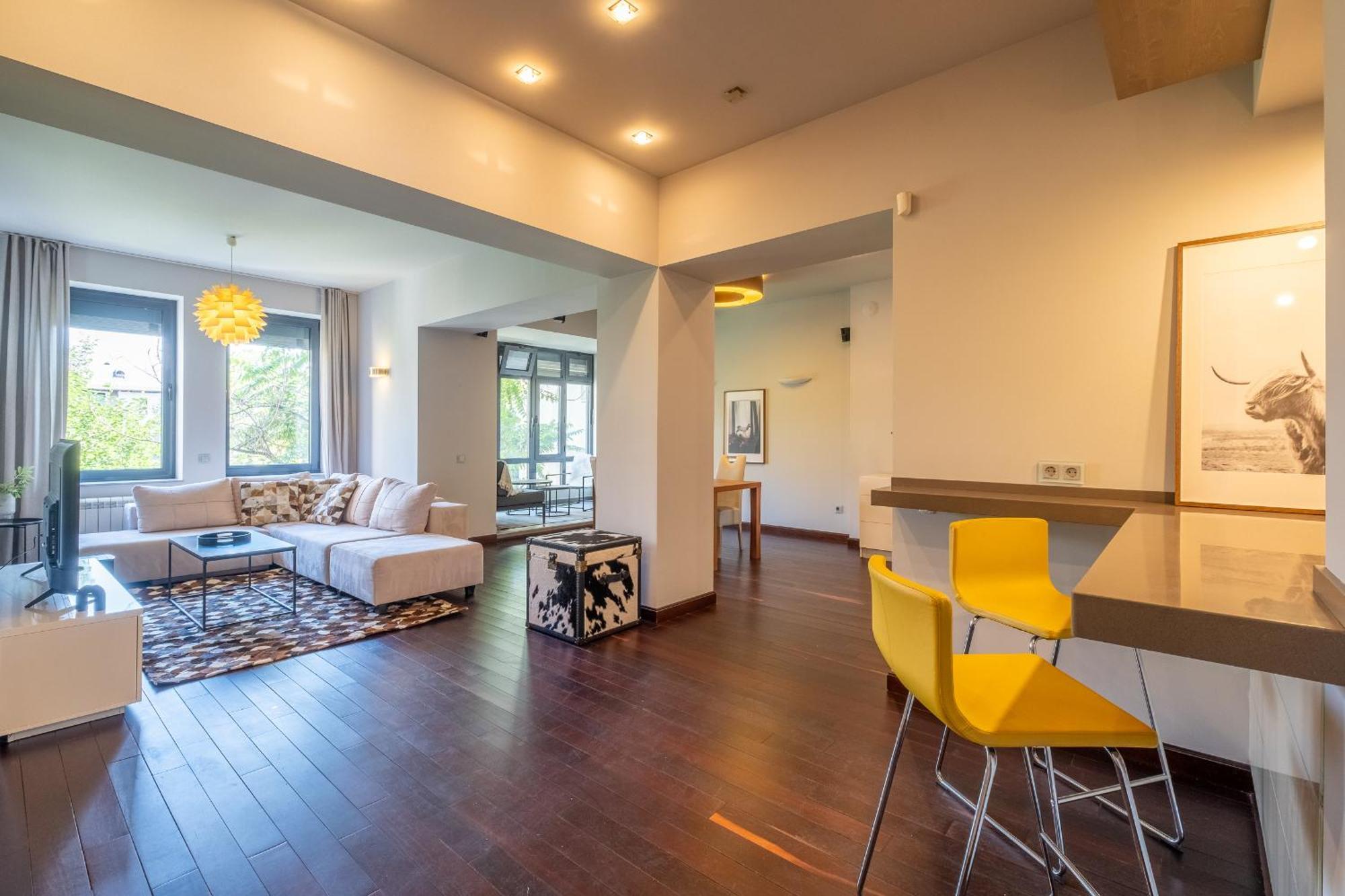 Modern Yet Rustic Style Centre 2br/2bth